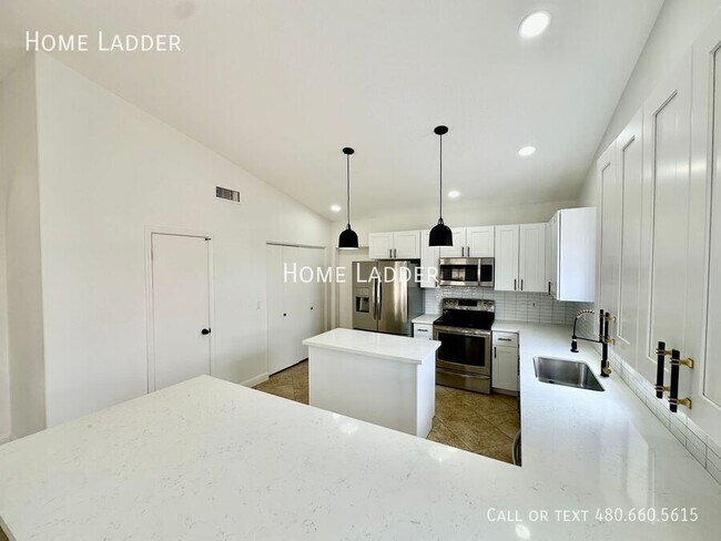 Building Photo - 2640 E Mallory St