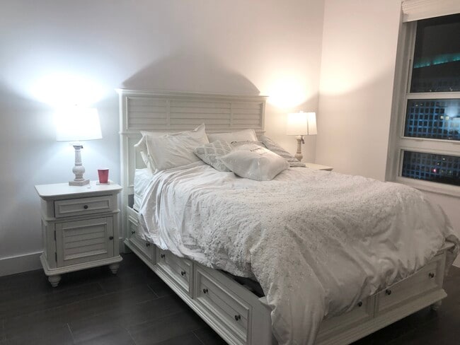 Building Photo - 950 Brickell Bay Dr