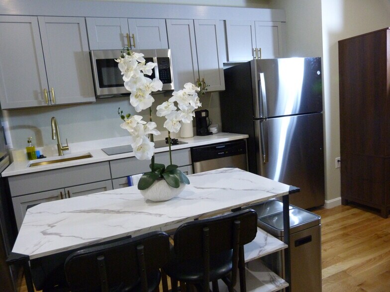 Building Photo - 209 Lincoln St