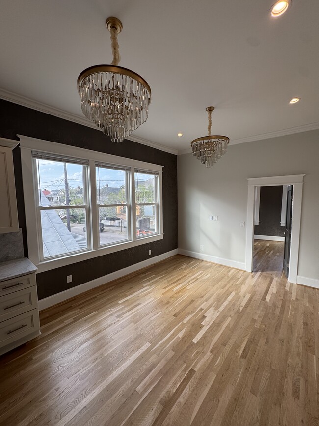 Building Photo - 688 King St