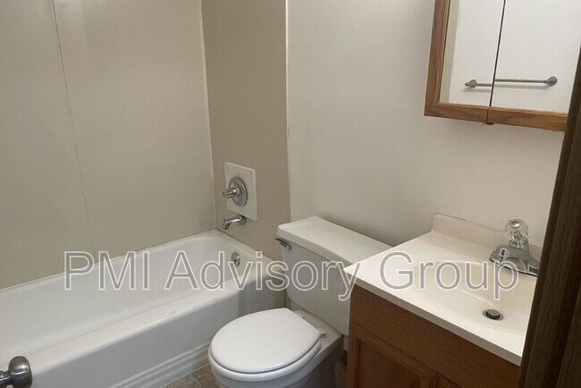 Building Photo - 2213 SE Davies St