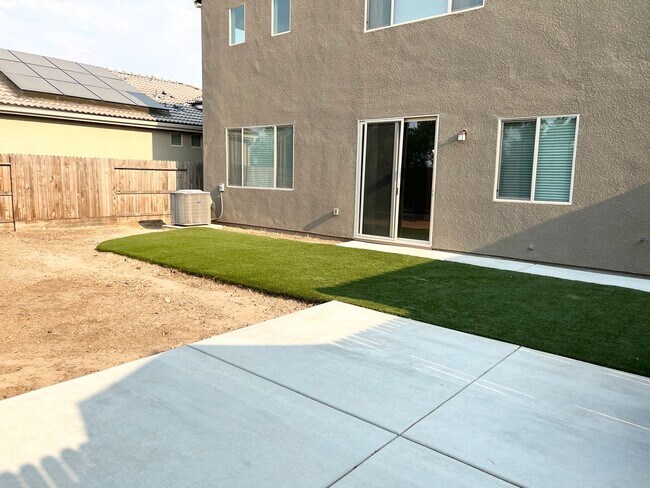 Building Photo - 3 Bedroom / 2.5 Bath In Tanglewood Gated Community