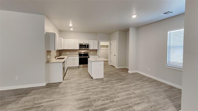 Building Photo - 17009 Oak Dr