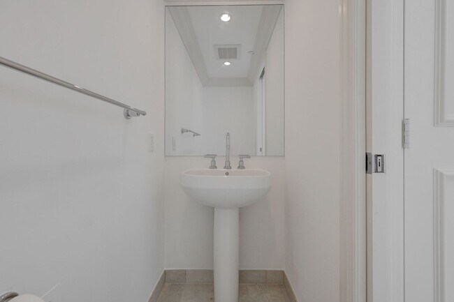 Building Photo - Turnberry Towers East 804- Strip/City/Mnt Views from this Stunning 1Bd/1.5Ba Residence