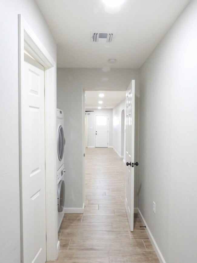 Building Photo - Close to Downtown 3 Bed 2 Bath with Fenced Backyard