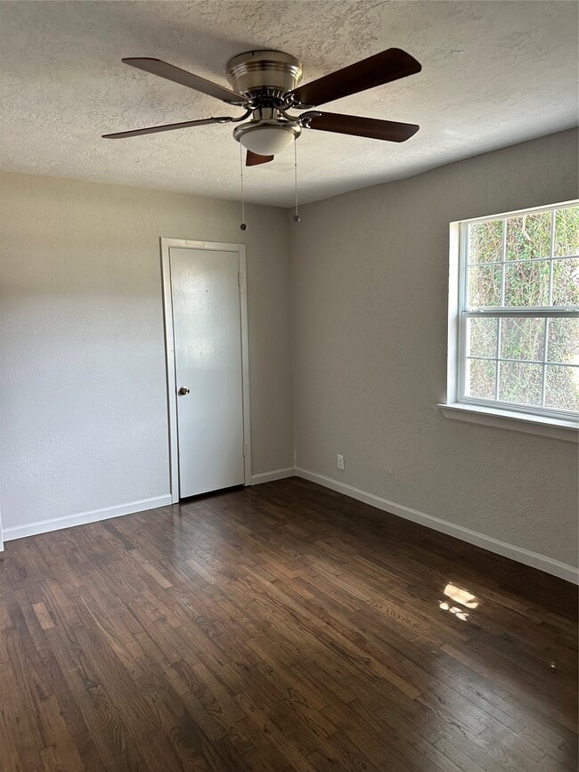 Building Photo - 2502 Kingsdale Dr
