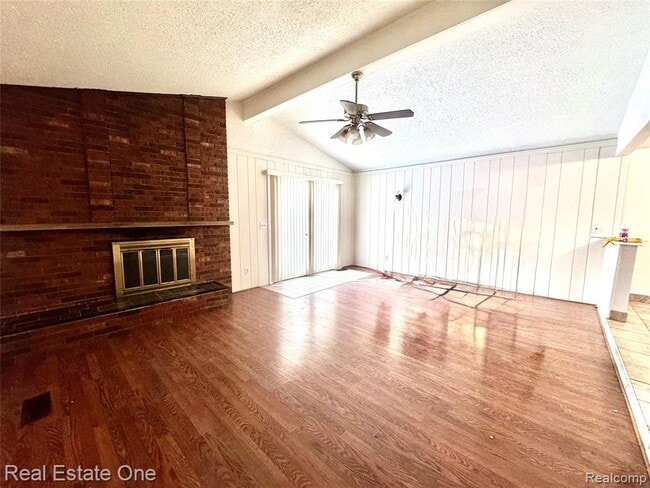 Building Photo - 37683 Adrian Dr