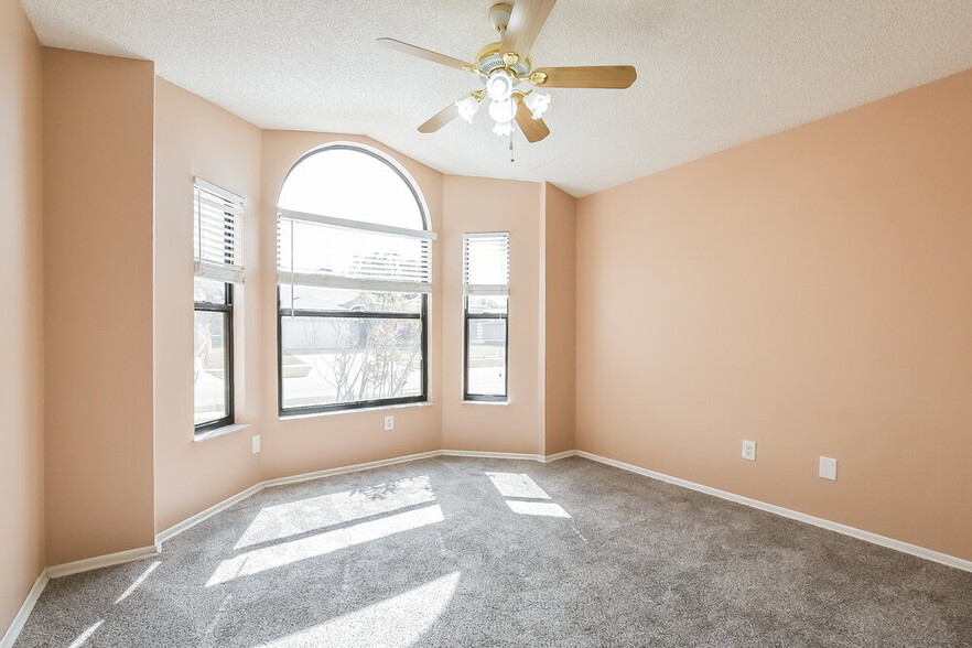 Building Photo - 1501 Woodfield Oaks Dr