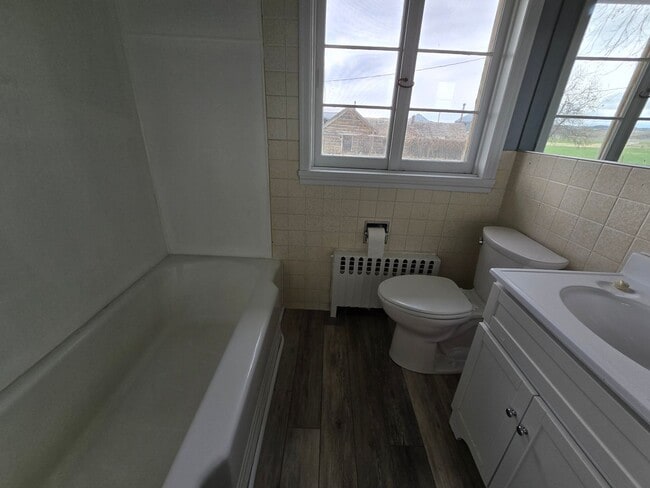 Building Photo - 4 bed, 3 bath house in the country