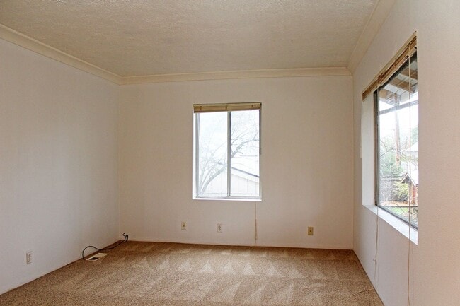 Building Photo - Cute Roseway Bungalow