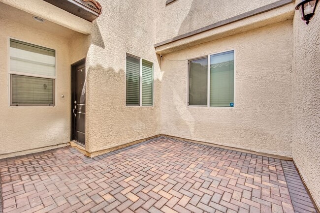 Building Photo - ADORABLE 4 BEDROOM HOME NEAR HOLLYWOOD & E SAHARA!