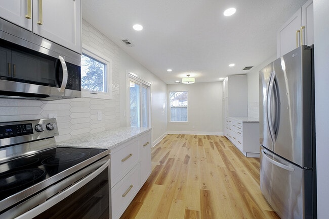 Building Photo - Beautifully 4-Bedroom Home in the Heart of...