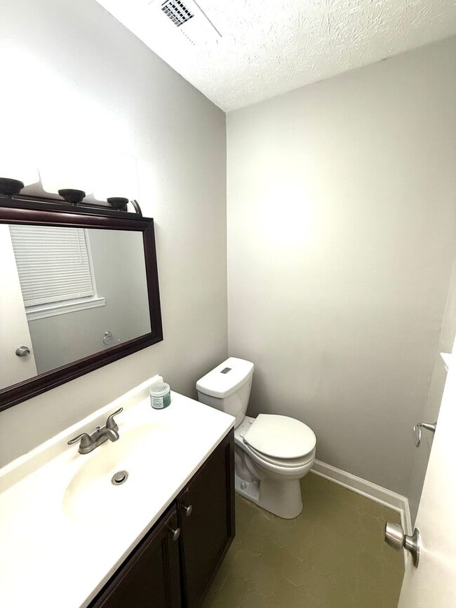 Building Photo - ** 3 Bed 1.5 Bath Located in South Lawn** ...