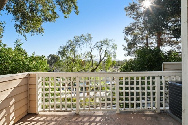 Building Photo - Gorgeous 2 Story Townhome in Valencia!