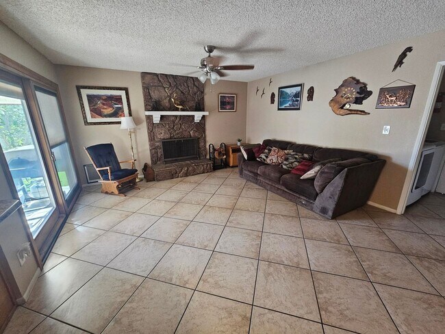 Building Photo - 3 Bedroom 2 Bath Furnished Home
