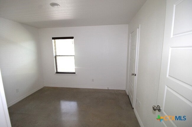 Building Photo - 102 Lost Trl