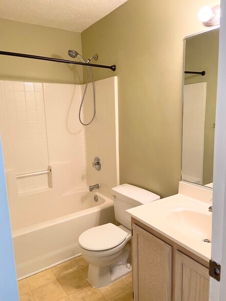 Bathroom 2 - 2509 Hartley St