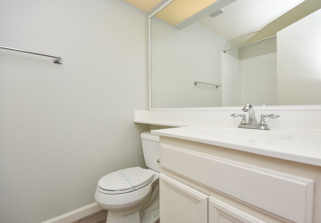 Building Photo - Cozy Upstairs Unit with Greenbelt View!