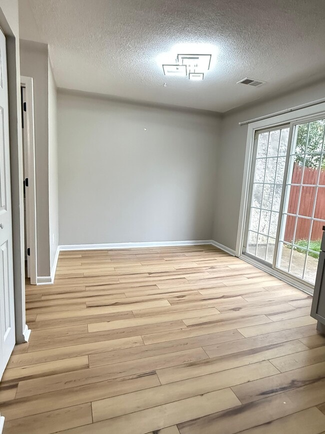 Building Photo - 1905 Walnut Ridge Dr