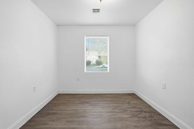 Building Photo - 1539 N Denver Ave