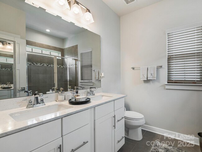 Building Photo - 2049 Birchside Dr