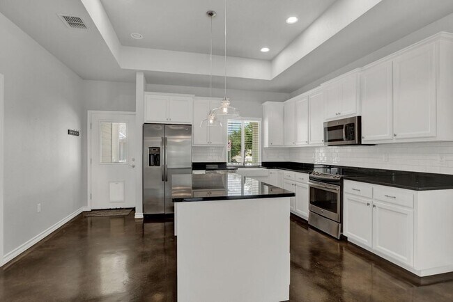 Building Photo - 1365 Hanz Dr