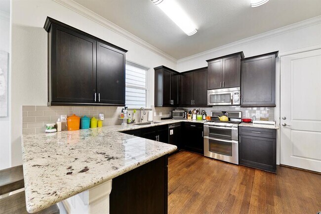 Building Photo - 5633 Petty St