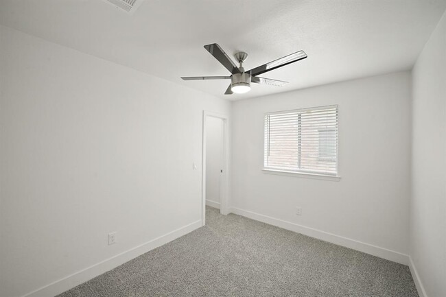 Building Photo - 6738 Prairie Village Dr