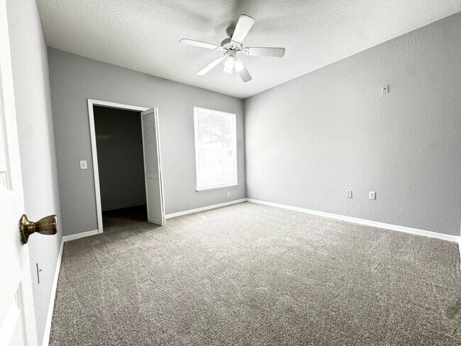 Building Photo - Renovated 2/2 Condo located in Visconti! - New Carpet