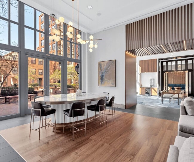 Building Photo - 1321 S Elm St