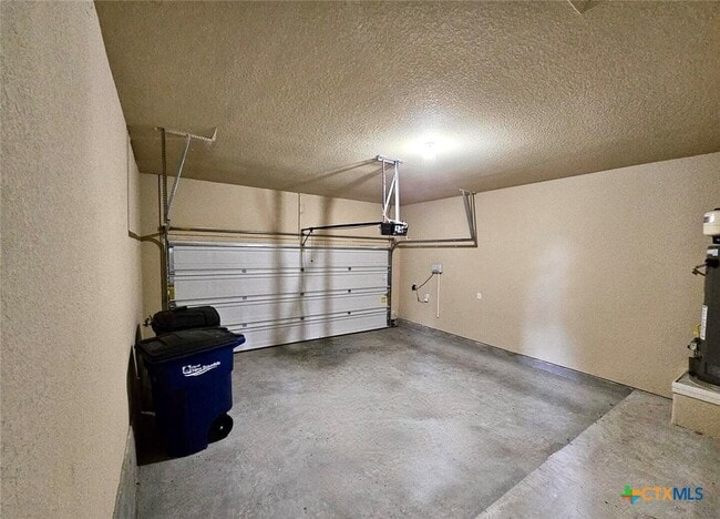 Building Photo - 729 Community Dr