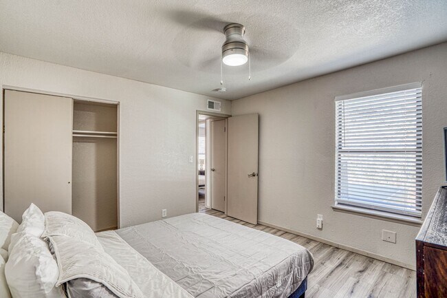 Building Photo - 311 Zenith Dr