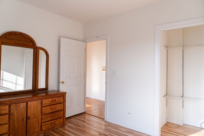 Building Photo - North Lincoln Square - 2 Bed / 1 Bath - In Unit Laundry