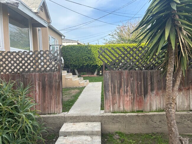 Building Photo - 243 W Elm Ave