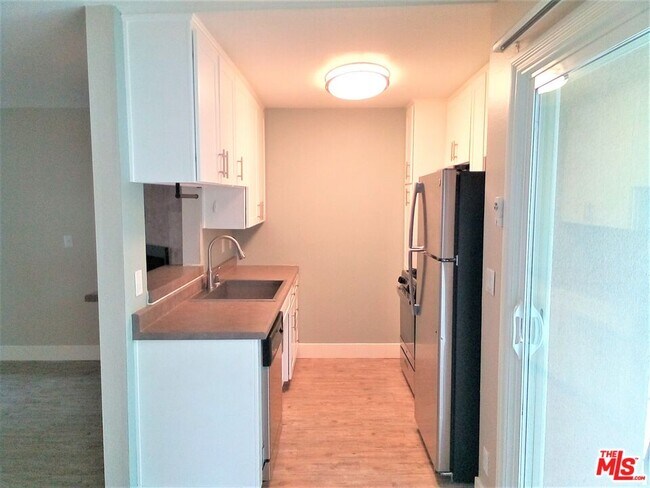 Building Photo - 11230 Camarillo St