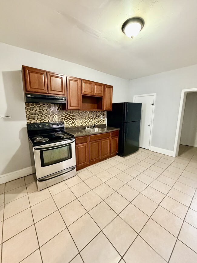 Building Photo - 426 N Salford St