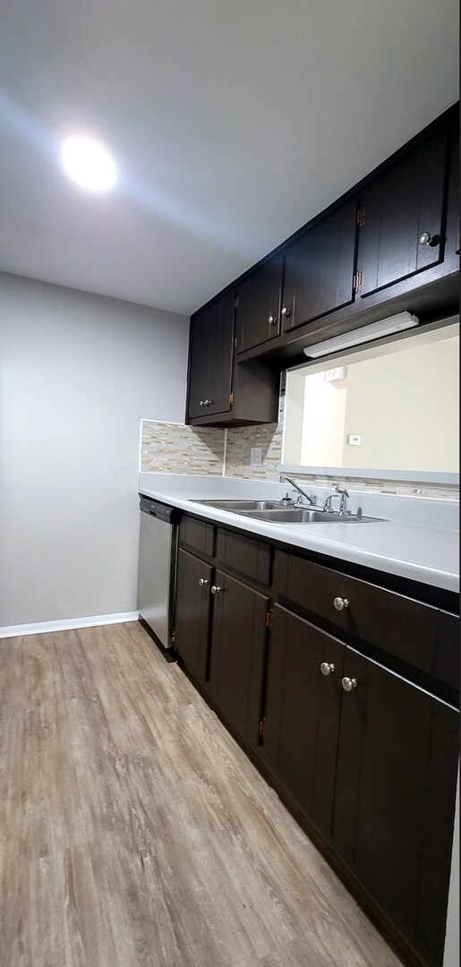 Building Photo - Spacious top floor  2 bedroom 1 bath Apart...