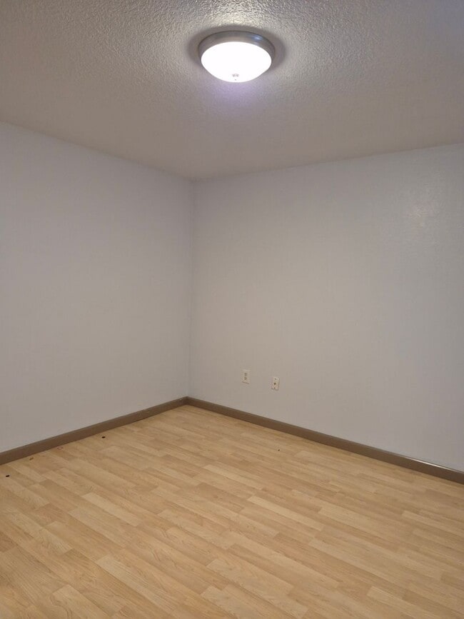 Building Photo - 3 bedroom, 2 bath house in the Brentwood-D...