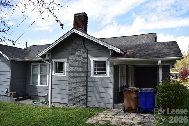 Building Photo - 629 N Cedar St