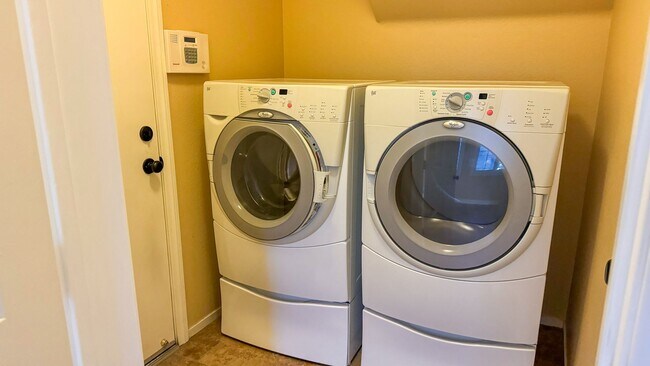 Building Photo - Freshly Updated 3BD Home, Island Kitchen &...