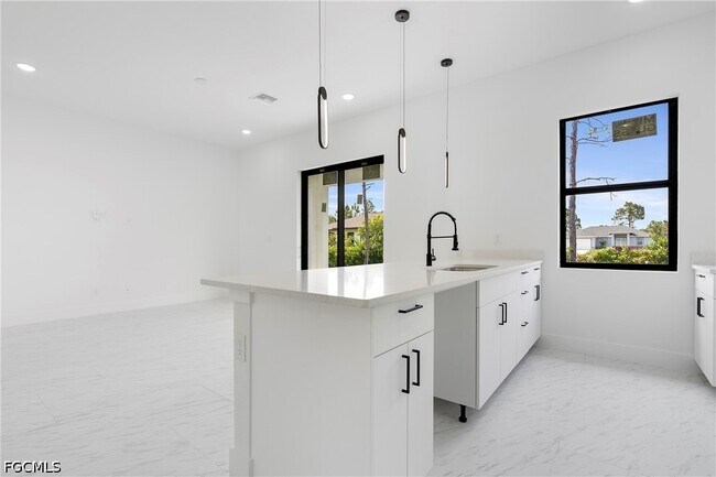 Building Photo - 3175 Sunshine Blvd N