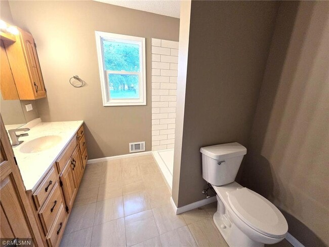 Building Photo - 3311 Interlachen Dr NE