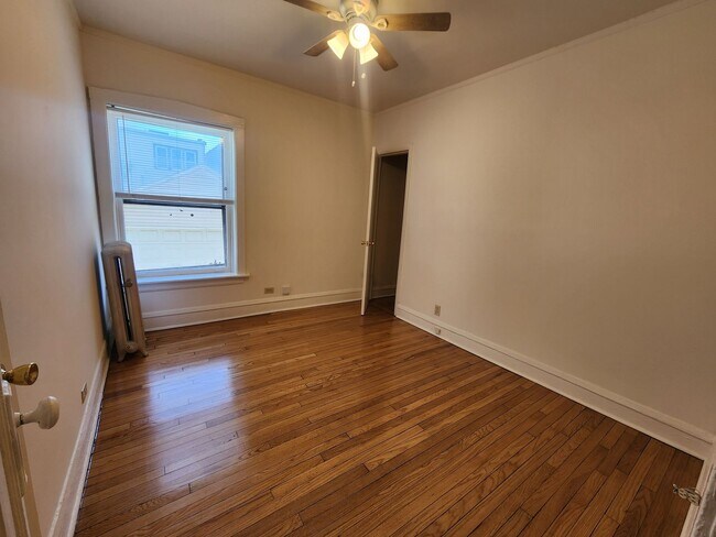 Building Photo - 3348-1 W Sunnyside 1bed/1bath