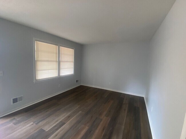 Building Photo - 221 Ramblewood Dr
