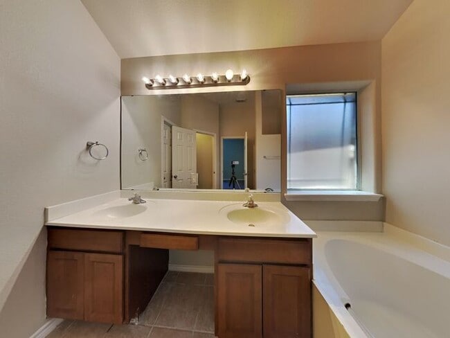 Building Photo - No Application Fee* $500 off first months ...