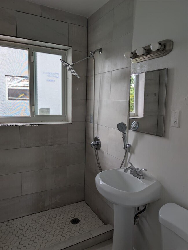 Building Photo - 888 SW 6th St