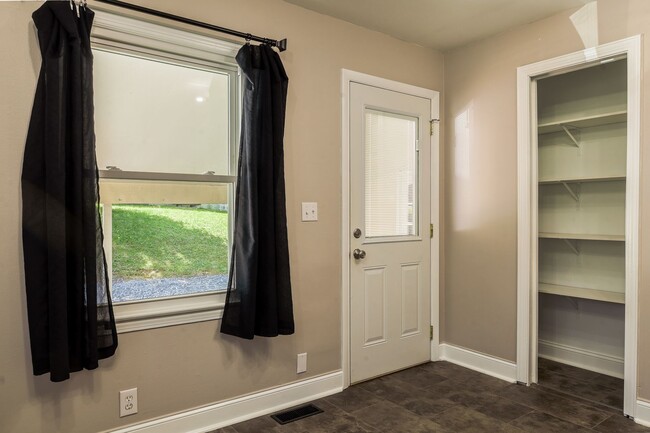Building Photo - 2 bedroom and 1 bath bungalow in Elizabethon