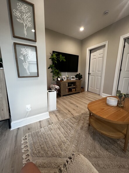 Building Photo - 52 Krakow St