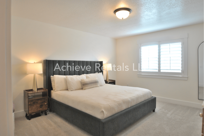 Building Photo - 206 E 520 N