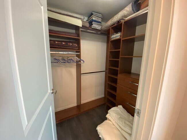 Building Photo - Large 2 bedroom 2 1/2 bath condo at One Li...